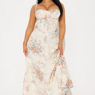 Vestido Largo Floral con Tirantes Ajustables y Detalles de Encaje