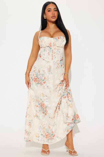 Vestido Largo Floral con Tirantes Ajustables y Detalles de Encaje