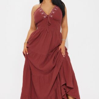 Vestido Largo de Gasa con Cuello Halter y Cintura Fruncida