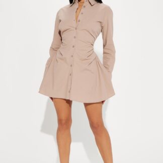 Vestido Camisero con Cintura Fruncida y Botones Frontales